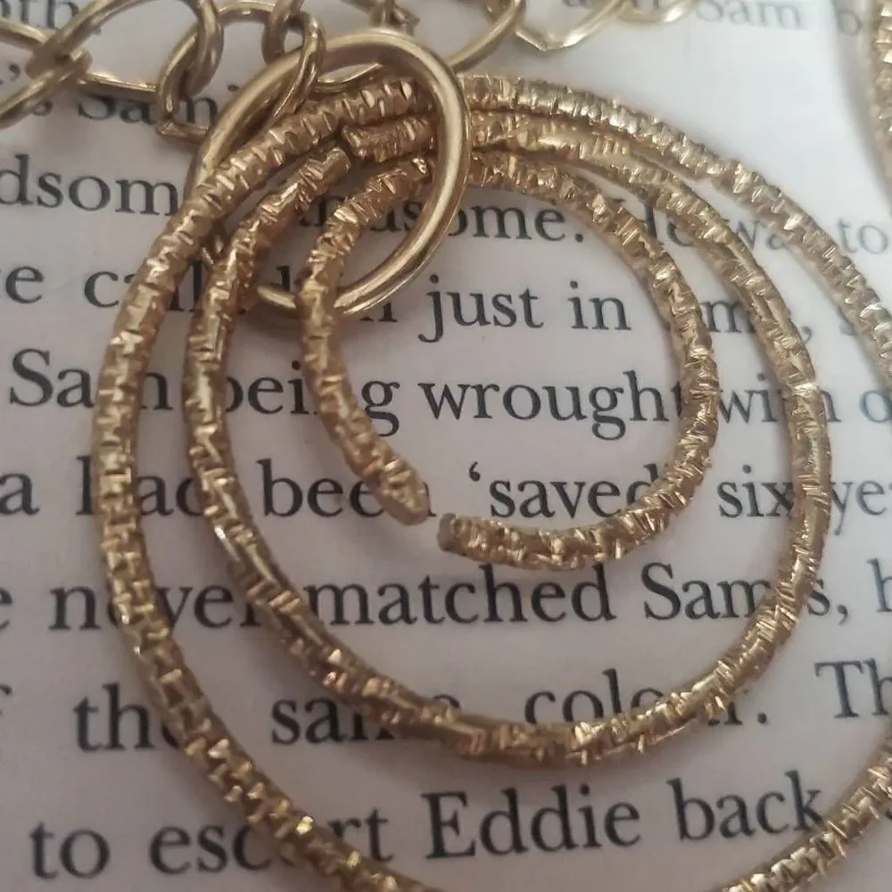 ‎Golden Circle Hooped Rings Necklace